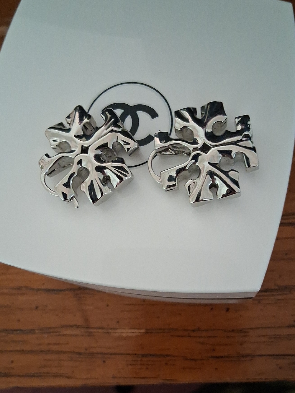 Tory Burch Icon Small Silver Logo Floral Earrings